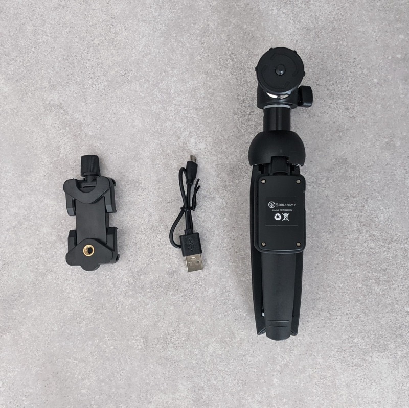 Tawaron 三脚付ワイヤレスセルカ棒 付属品写真（左から順にスマホホルダー、USB充電ケーブル、自撮り棒）
