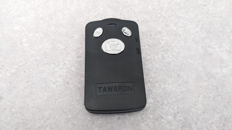 TAWARON 三脚付ワイヤレスセルカ棒のリモコンの外観写真