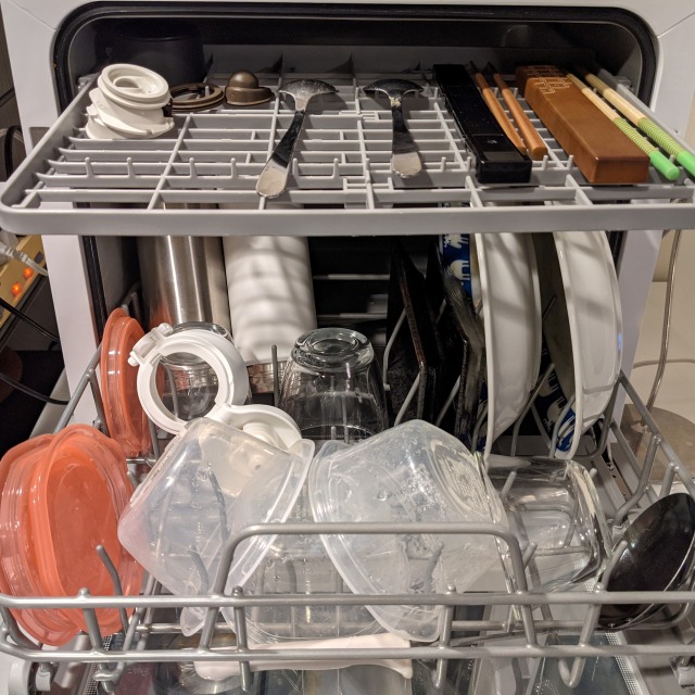 サンコーの食洗機ラクアに食器を並べた写真